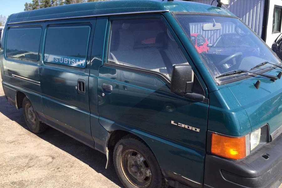 Old Mitsubishi L300 van